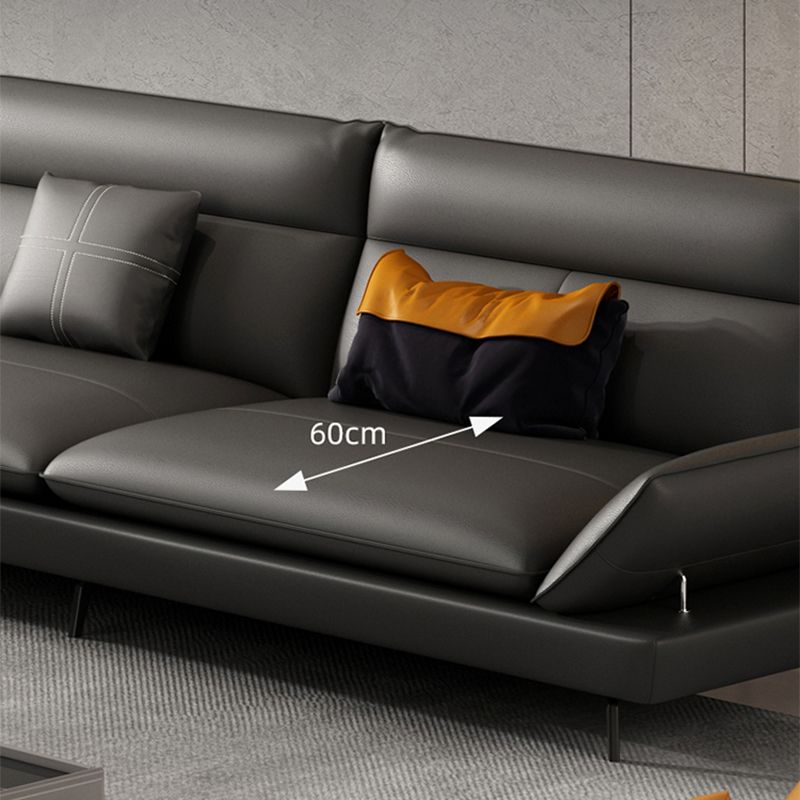 Schwarzes Sofa mit ausgestellten Armlehnen. Zeitgenössisches Standardsofa für das Wohnzimmer