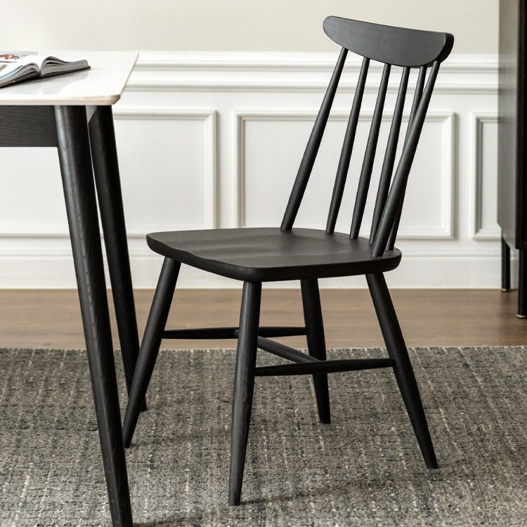 Sedia da pranzo in legno massiccio contemporaneo.