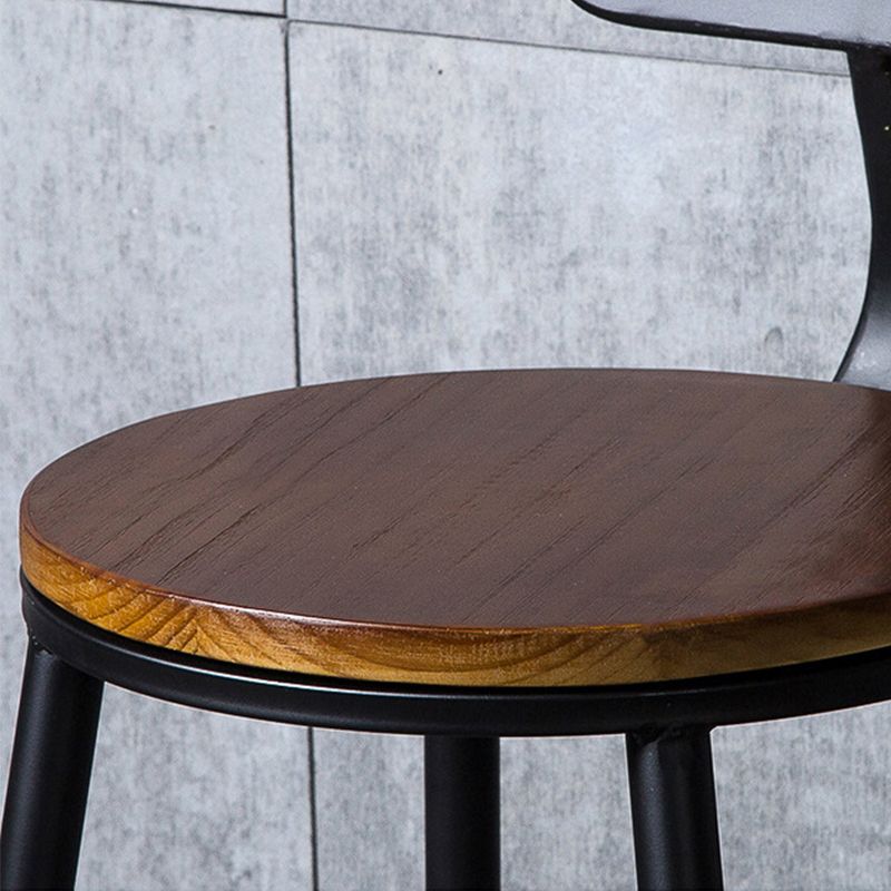 Eigentijdse metalen dineren krukken rond barkrukken met voetsteun