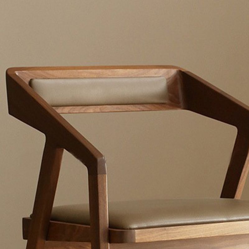 Eigentijdse keuken dineren fauteuil houten kant eetstoelen in bruin