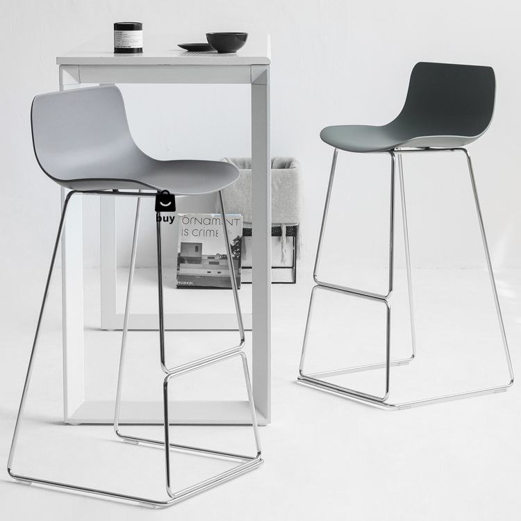 Tabouret de bar de style contemporain tabouret de comptoir en plastique avec des jambes en métal pour la maison