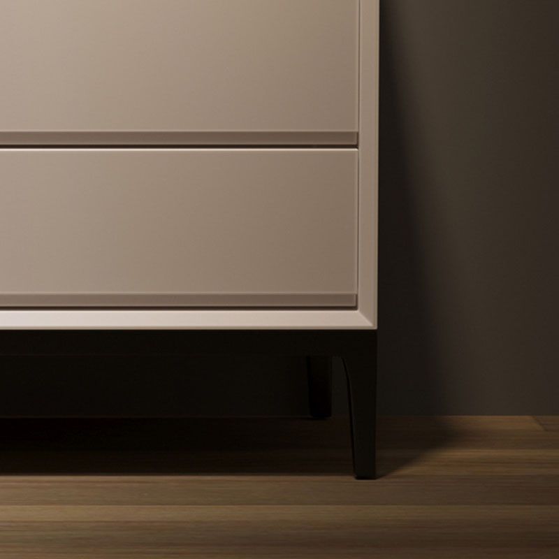 Eigentijdse stenen opbergkast in de borst slaapkamer in het wit met 8 laden