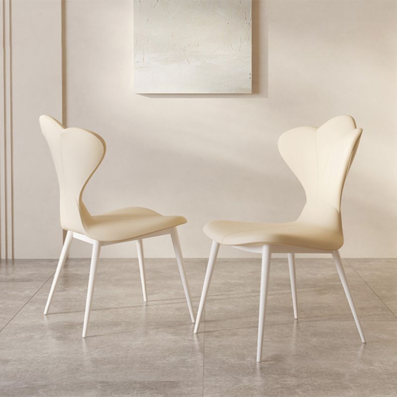 Chaise latéral simple moderne en faux cuir chaise de salle à manger sans bras avec base en métal
