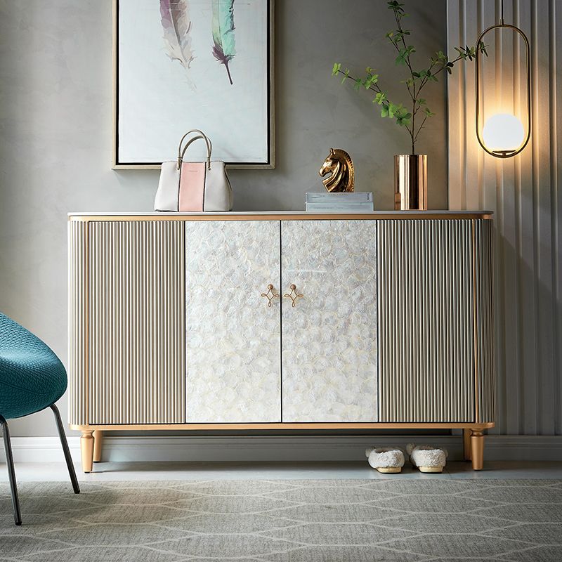 Gli armadietti della credenza glam includevano supporto a buffet con spazio per la sala da pranzo