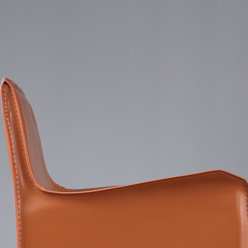 Chaise de bras moderne en cuir chaise à manger intérieure avec base en métal