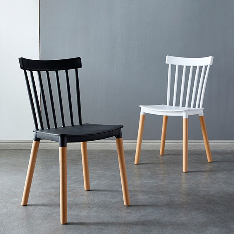 Sedia a bordo posteriore in legno contemporaneo in legno.