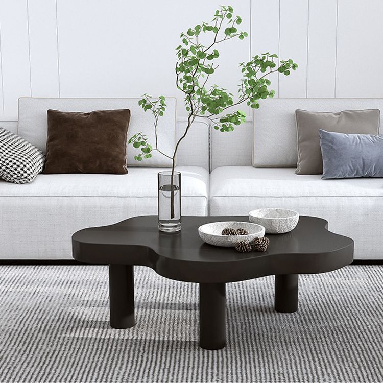 Table basse scandinave de forme libre avec 3 pieds en bois de pin