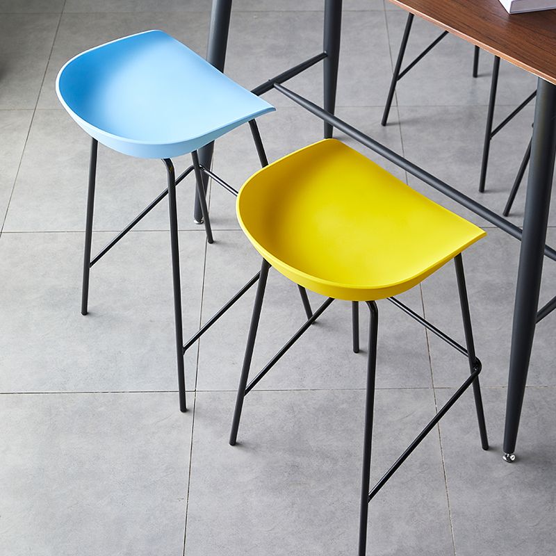 Contemporary Low Back Armless Bar Stool Plastic Bar Stool with Metal Legs Clearhalo 'Bar Furniture' 'Bar Stools' 'bar_stools' 'furn' 'furn_bar_stools' 'Furniture' 'Kitchen & Dining Furniture' 1200x1200_6ff2c9b2-2ddb-4ac3-aacc-7c988776e115