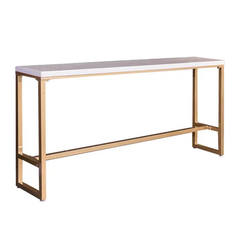 Table de bar rectangulaire en marbre artificielTable de bistro luxueuse avec base à tréteaux en or