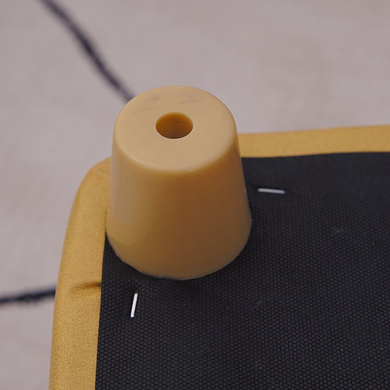 Zeitgenössischer Pouf Ottomane Stoff gepolstertes Flickwerk Massive Holzrahmen quadratische Ottomane