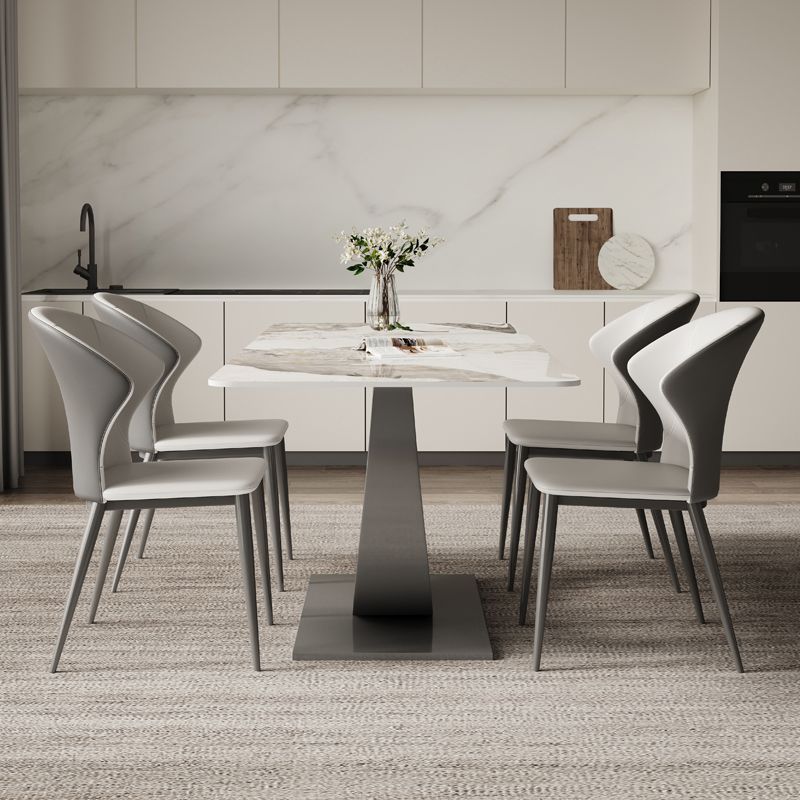 Zeitgenössischer Sinter -Stein -Top -Metall -Basis -Esstisch mit Stühlen