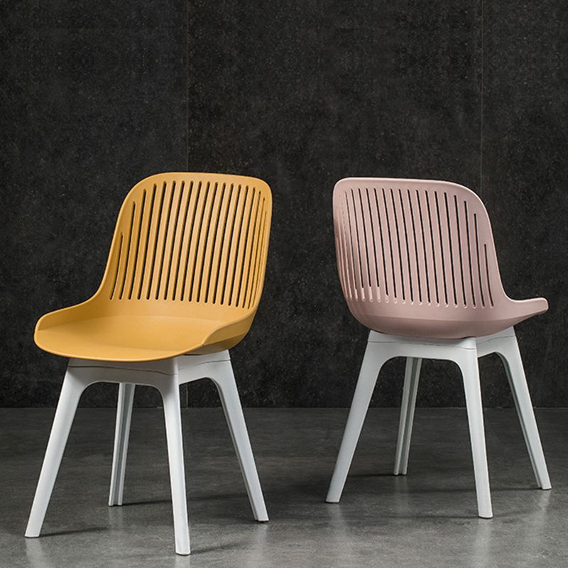 Noordse stijl armloze zijstoelen plastic stoelen met plastic benen voor thuisgebruik
