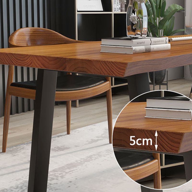 Escritorio de oficina marrón de forma rectangular con piernas negras para la oficina