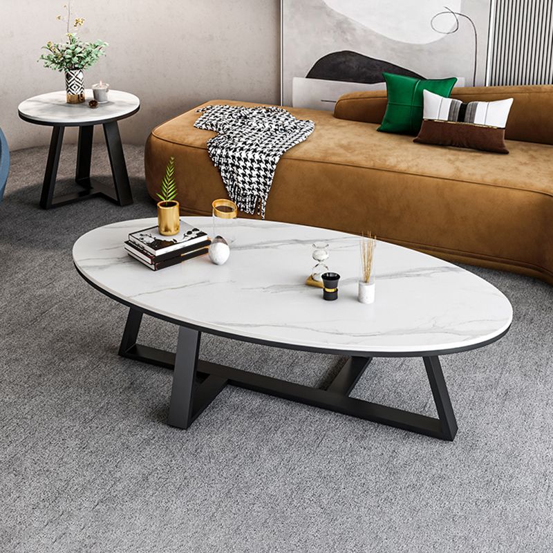 脚のコーヒーテーブルラウンド/楕円形のカクテルテーブルは金/黒い脚