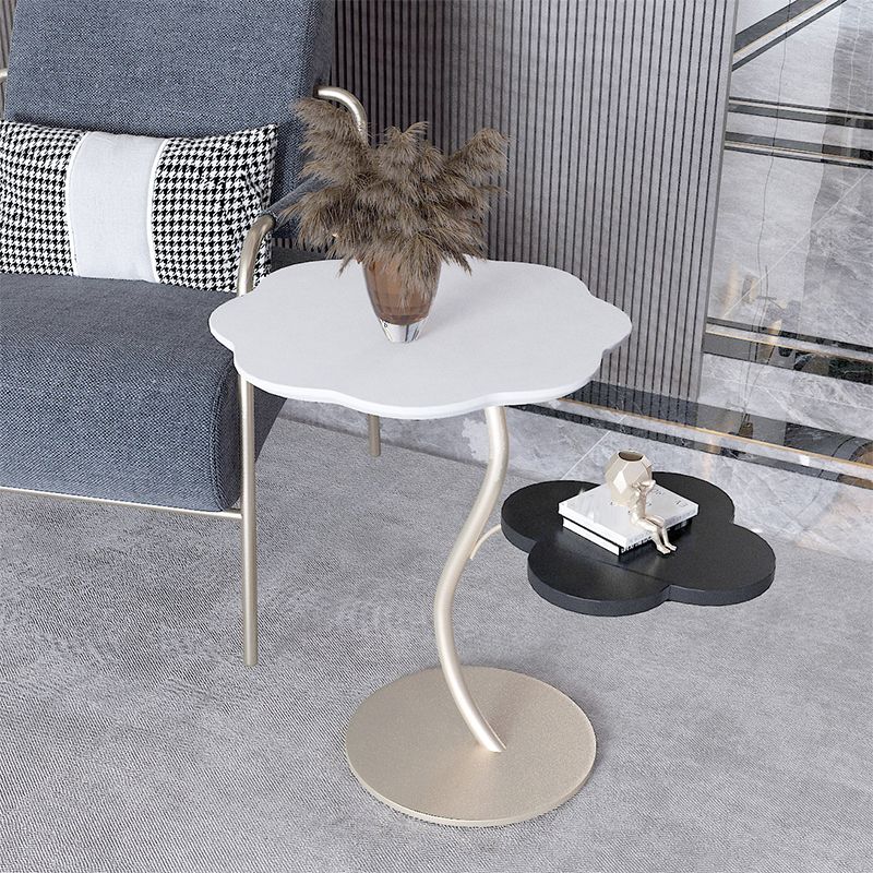 収納台座のサイドテーブルを備えたモダンリビングルームダブルティアラウンド