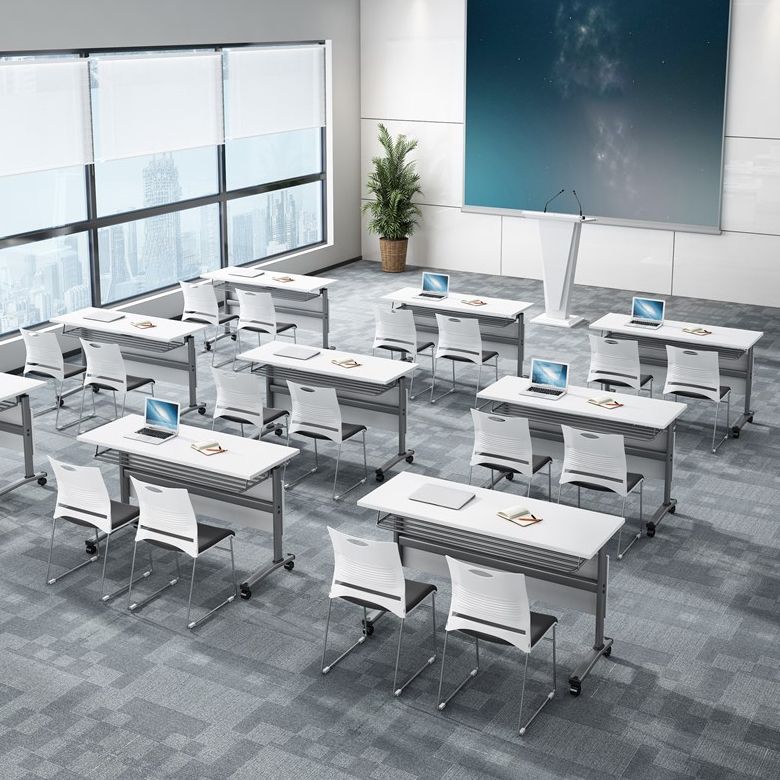 Bureau de bureau en bois moderne avec roues lance-roues avec un bureau d'écriture rectangulaire pour le bureau