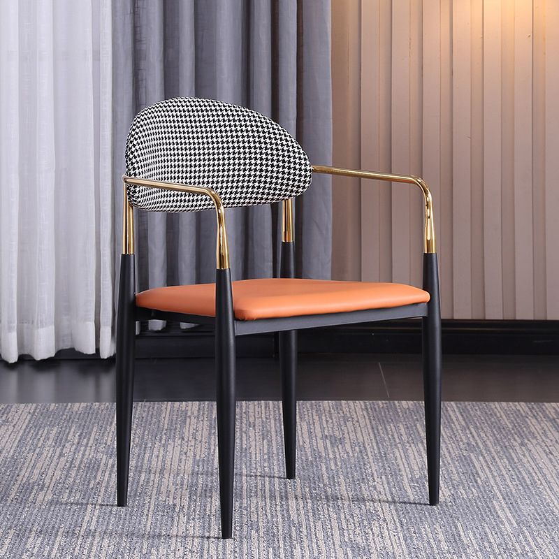 Sedia a braccio glam in pelle sedia da pranzo a base di metallo per sala da pranzo