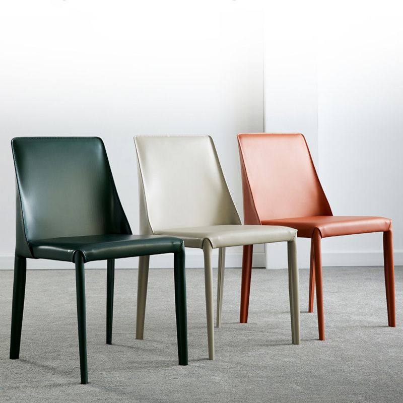 Moderne lederen eetstoelen armloze zijstoelen met metalen benen voor huisgebruik