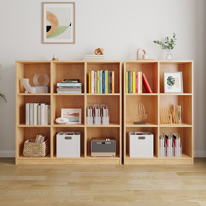 La bibliothèque de style scandinave a fermé la bibliothèque en bois standard pour la salle d'étude