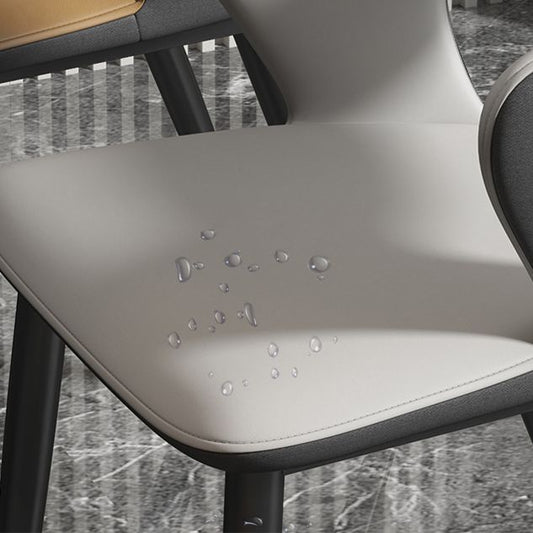 Sedie da pranzo in pelle finta sedia a braccio posteriore industriale con gambe nere