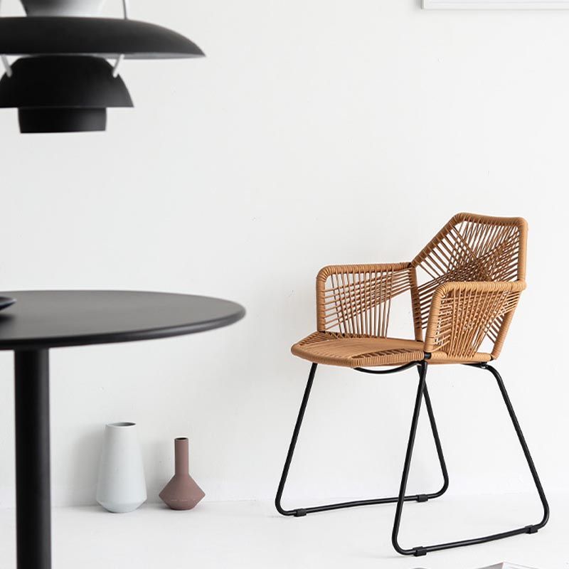 Silla de comedor de brazo de comedor de ratán con base negra