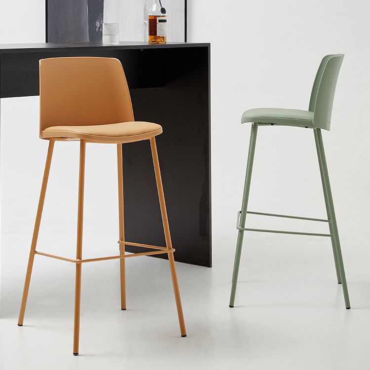 Taburete de bar de cuero de PU de estilo moderno, taburete de bar con asiento cuadrado y patas de metal