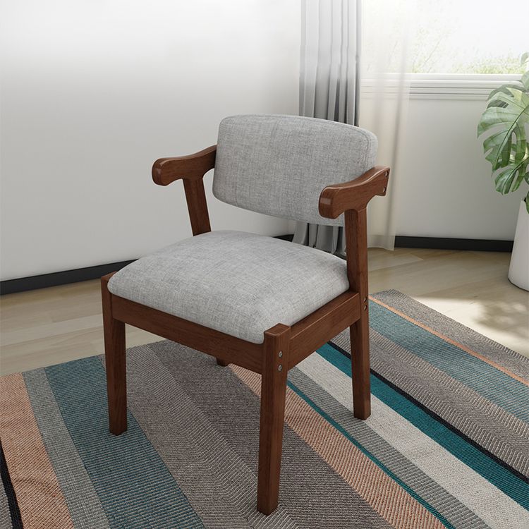 コンテンポラリースタイルのダイニングチェア木製の脚付きダイニングアームサイドチェア