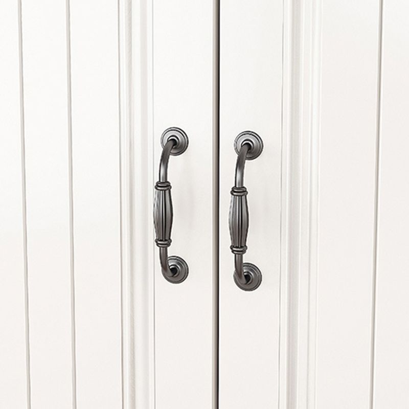 木製の脚と収納引き出しのキャビネットを備えたモダンなサイドキャビネット