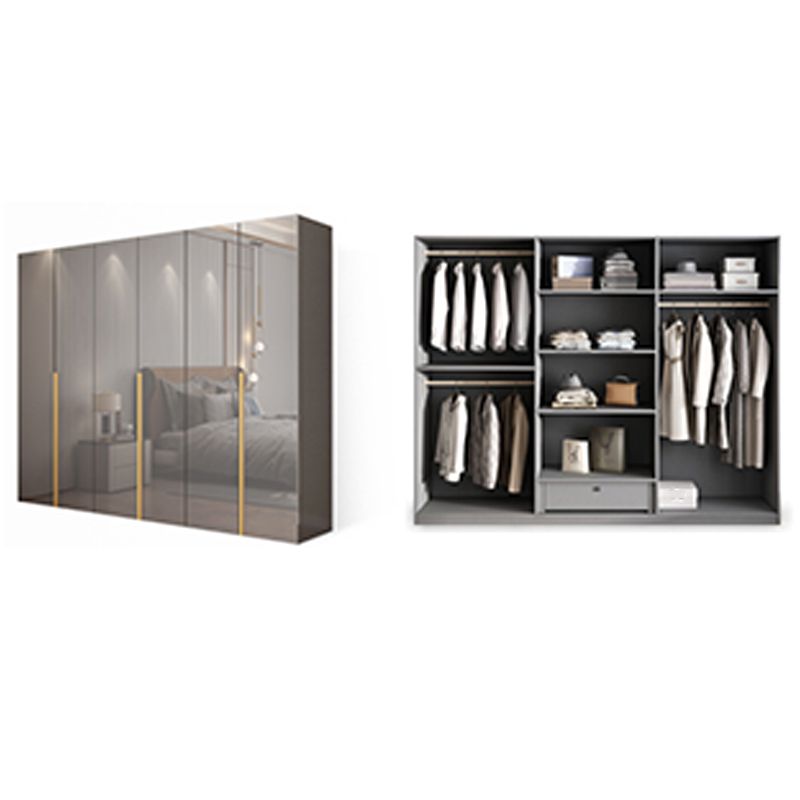 Witte verflicht luxe houten garderobe met planken en schuifdeur