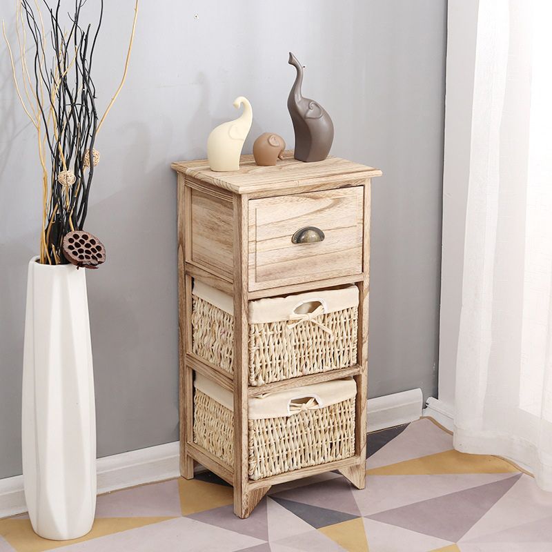 Coffre d'accent contemporain avec des tiroirs et des paniers en naturel