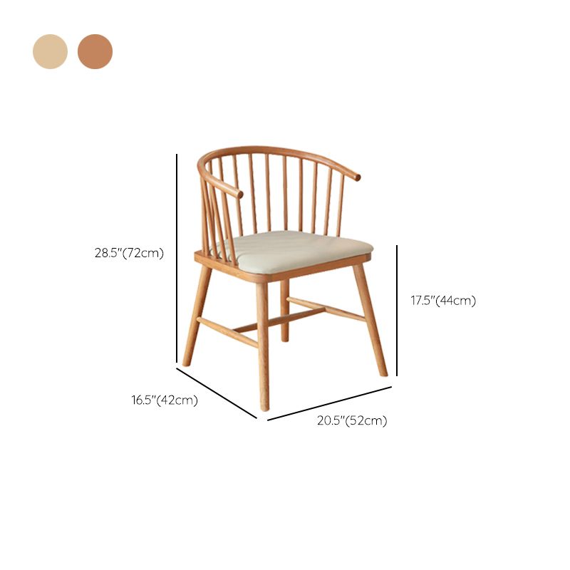 Eigentijdse huis eetstoel vaste houten lat achter eetstoel