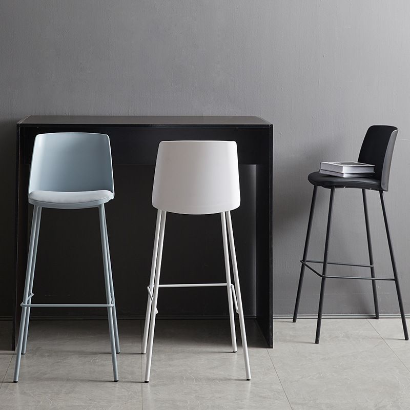 Taburete de bar de cuero de PU de estilo moderno, taburete de bar con asiento cuadrado y patas de metal