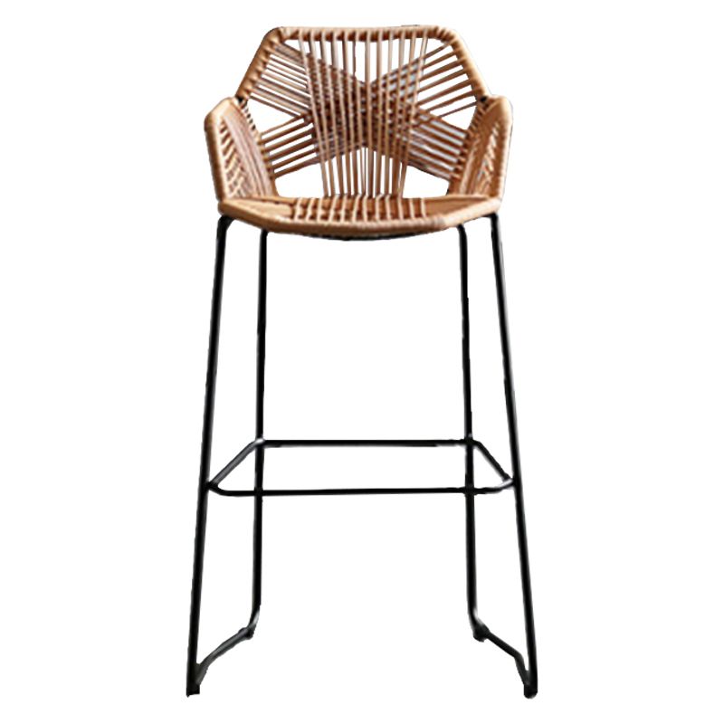 スカンジナビアのプラスチックラタンバースツールアーム付きバケツスツールの金属脚