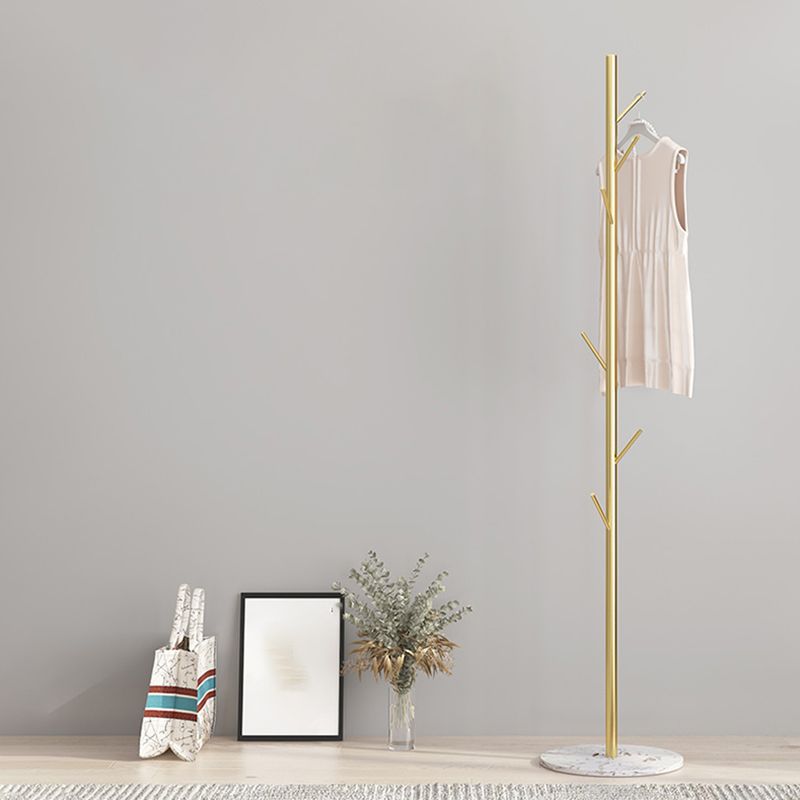 Modernos colgadores de metal enmarcado sin pie con ganchos en el árbol del salón