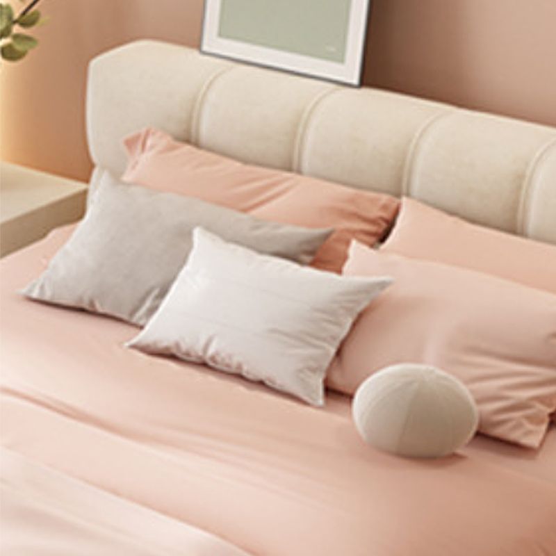 Lit standard de style moderne avec lit de tête de lit rembourrée touflée