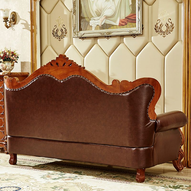 Sofá de brazo acampanado con asiento dividido tradicional con mechones adornados con almohadas en marrón