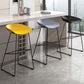 Sgabello da bar in plastica stile moderno. Sgabello da bar a secchiello ad altezza bancone