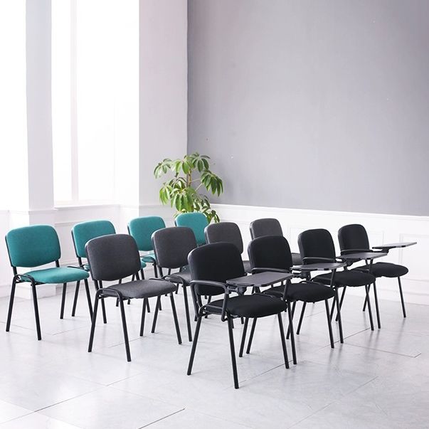 Sedia per ufficio imbottita moderna senza braccio.