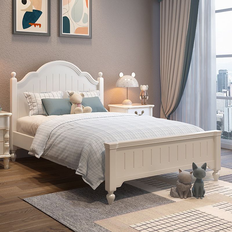 Wit Victoriaans bedframe houten paneelbed met Camelback -hoofdeinde