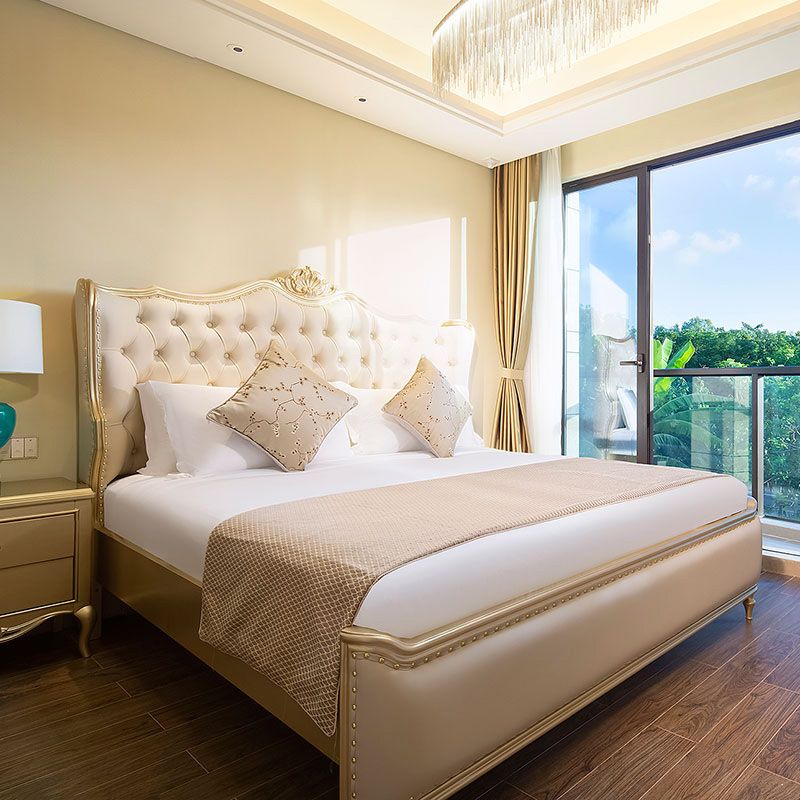 Eigentijds wit bed met gestoffeerd hoofdeinde in Victoriaanse stijl leerhout