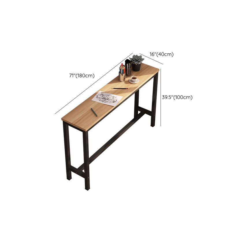 Tavolo da bar per finiture opache finte in finto legno.