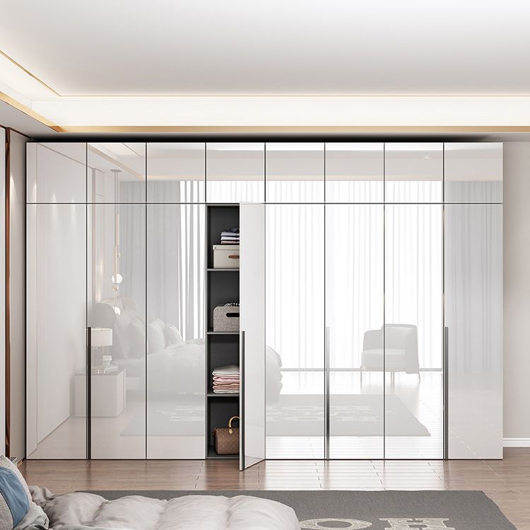 Guardaroba a specchio bianco armadio ingegnerizzato in legno.