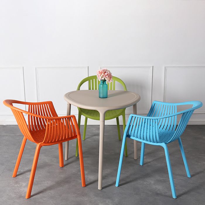 Chaise d'arme à chaises de salle à manger contemporaine avec des jambes en plastique pour la maison