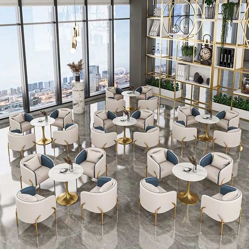 Standaard bank 22,83 "D x 27,55" H hellende armbank met gouden benen voor woonkamer