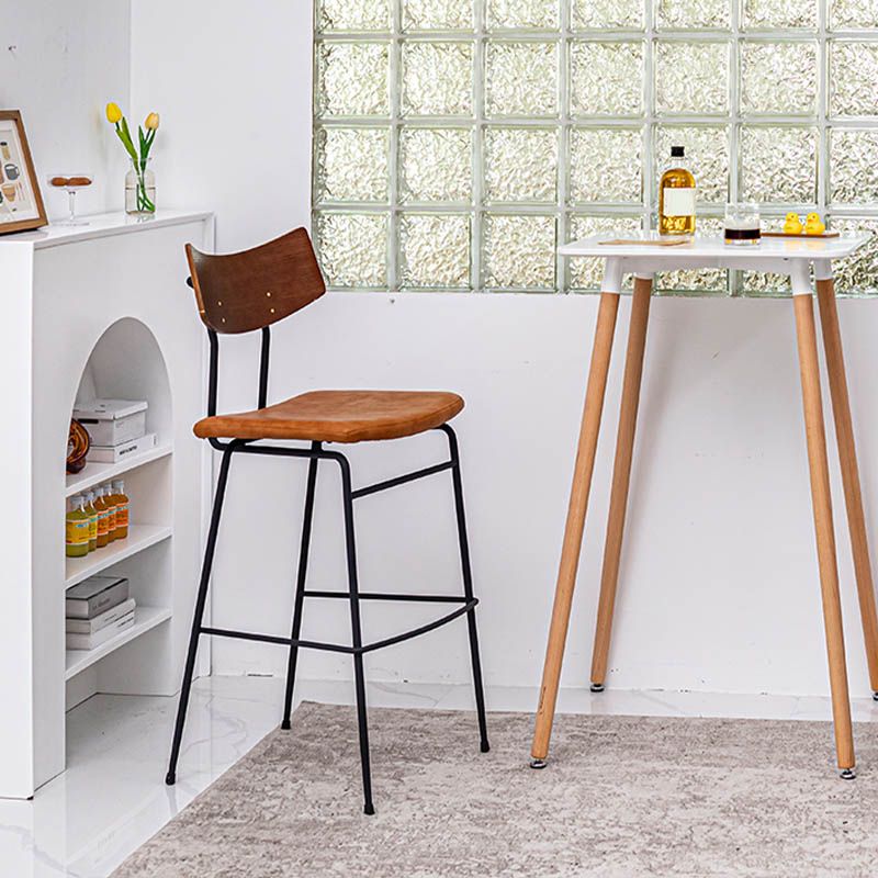 Sgabello da bar in basso contenuto industriale imbottito con base metallica