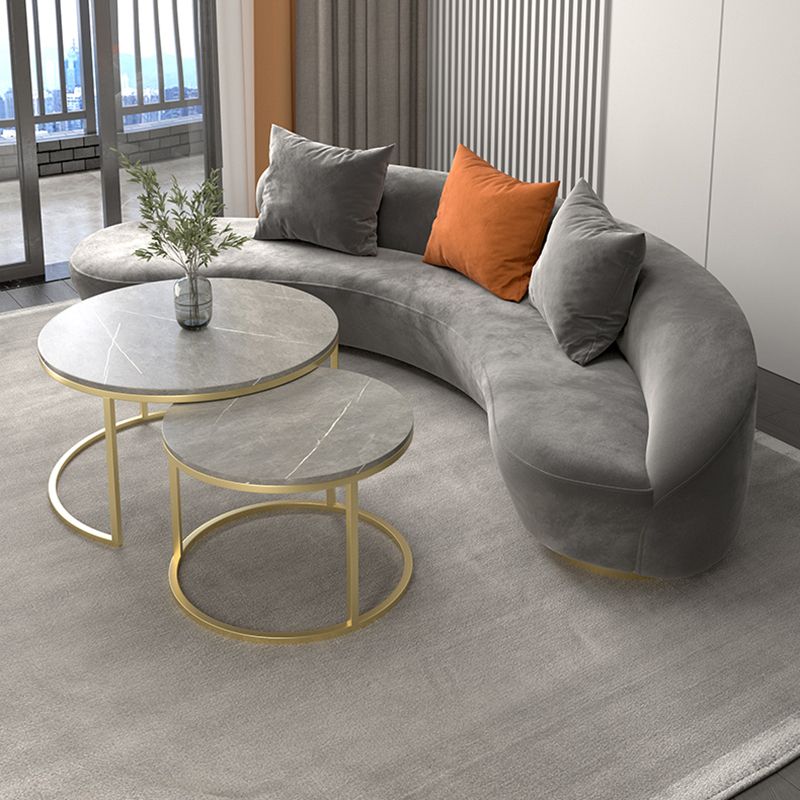 リビングルーム用の腕と黄金の底を備えたモダンな湾曲したソファ