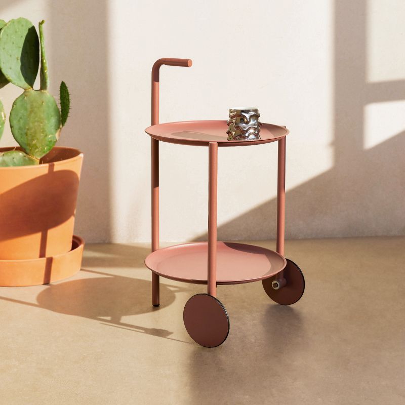 Table d'appoint supérieur du plateau rond du milieu du siècle du milieu du siècle avec roue et étagère