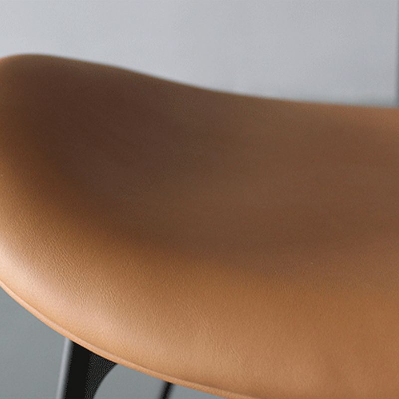 Sgabello da poggiapiedi con pista da bassista in pelle bassa in metallo contemporaneo in metallo in metallo con finitura opaca