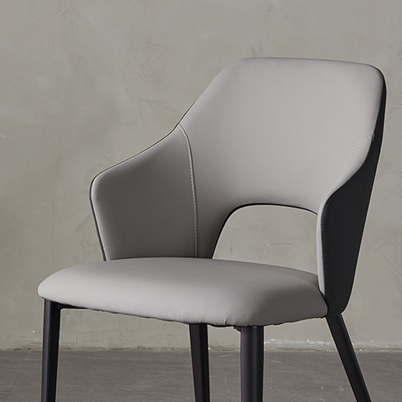 Eigentijdse kunstleren eetkamerstoelen met zwarte poten en fauteuil