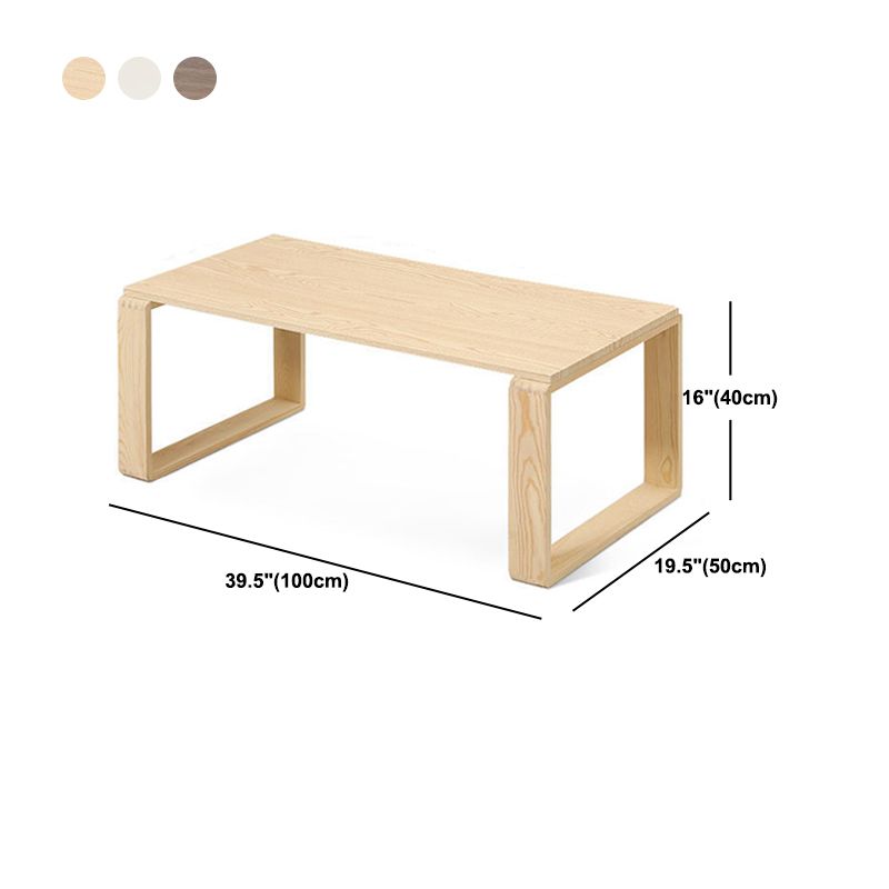 Moderner hölzerner Couchtisch mit hellem Holzschlittenbasis und Rechteckoberteil